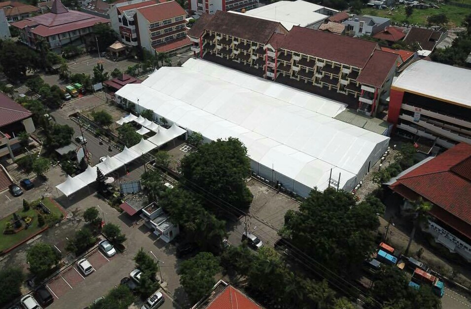 Pemasangan Tenda Roder Acara Wisuda Universitas 17 Agustsus 45 Surabaya