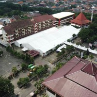 Pemasangan Tenda Roder Acara Wisuda Universitas 17 Agustsus 45 Surabaya